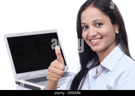 Jeune femme d'affaires showing Thumbs up against white background Banque D'Images