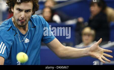 19 février 2010 - Memphis, TN, USA - 19 Fev 10 (mwGulbis) Photo par Mark Weber - Ernests Gulbis montres attentivement son retour contre Tomas Berdych en quarts de l'action à des régions Morgan Keegan Championships vendredi après-midi. (Crédit Image : © l'appel Commercial/ZUMApress.com) Banque D'Images