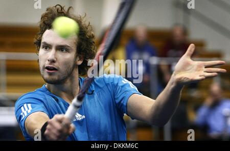 19 février 2010 - Memphis, TN, USA - 19 Fev 10 (mwGulbis1) Photo par Mark Weber - Ernests Gulbis marque un point contre Tomas Berdych en quarts de l'action à des régions Morgan Keegan Championships vendredi après-midi. (Crédit Image : © l'appel Commercial/ZUMApress.com) Banque D'Images