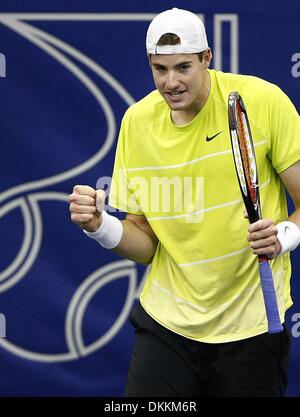 19 février 2010 - Memphis, TN, USA - 19 Fev 10 (mwisner) Photo par Mark Weber - John Isner réagit après avoir battu Ivo Karlovic 61 76(7) au cours de l'action finale dans les régions Morgan Keegan Championships vendredi matin. (Crédit Image : © l'appel Commercial/ZUMApress.com) Banque D'Images