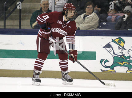 South Bend, Indiana, USA. 6e déc, 2013. Le 06 décembre 2013 : le défenseur du Massachusetts Ben Gallacher (11) match de hockey NCAA au cours de l'action entre la Cathédrale Notre Dame Fighting Irish et la Massachusetts Minutemen à Compton Famille Ice Arena à South Bend, Indiana. Notre Dame défait 5-3 au Massachusetts. Credit : csm/Alamy Live News Banque D'Images