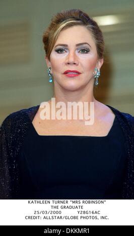 25 mars 2000 - KATHLEEN TURNER ''MRS ROBINSON''.le diplômé.25/03/2000.Y28G16AC.CREDIT : crédit(Image : © Globe Photos/ZUMAPRESS.com) Banque D'Images