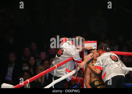 Tokyo, Japon. 6e déc, 2013. Ryota Murata (JPN) Boxing : le poids moyen 8R bout entre Ryota Murata - Dave Peterson au Ryogoku Kokugikan à Tokyo, au Japon . Credit : AFLO SPORT/Alamy Live News Banque D'Images