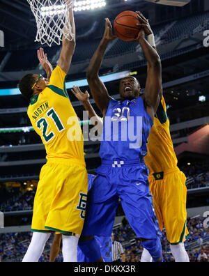 Dallas, Texas, USA. 6e déc, 2013. Kentucky Wildcats avant Julius Randle (30) s'est rendu difficile de le panier et marqué plus de Baylor Bears center Ésaïe Austin (21) comme # 3 Kentucky joué Baylor le vendredi 6 décembre 2013 à Dallas, TX. Photos de Mark Cornelison | Crédit Personnel : Lexington Herald-Leader/ZUMAPRESS.com/Alamy Live News Banque D'Images