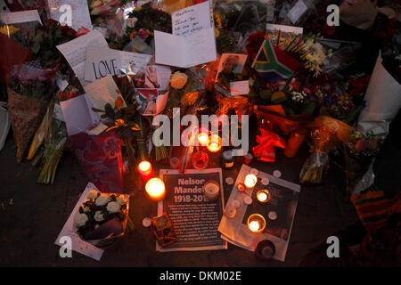 Londres, Royaume-Uni. 06 Dec, 2013. Détails de bougies, de fleurs et d'hommages à gauche pour Nelson Mandela à l'extérieur de la maison de l'Afrique du Sud. Trafalgar Square. Centre de Londres 6 décembre 2013 Credit : Zute Lightfoot/Alamy Live News Banque D'Images