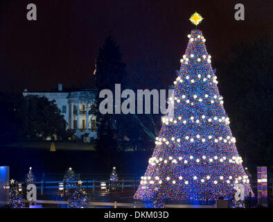 Washington DC, USA. 6e déc, 2013. L'arbre de Noël National est allumée au cours d'une cérémonie sur l'Ellipse au sud de la Maison Blanche à Washington DC, capitale des États-Unis, le 6 décembre 2013. L'éclairage de l'arbre est une tradition annuelle à laquelle ont participé le président et la première famille a commencé en 1923. Source : Xinhua/Alamy Live News Banque D'Images