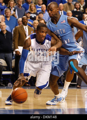 05 déc., 2009 - Lexington, Kentucky, USA - UK's Eric Bledsoe (24) a été souillée par la Caroline du Nord a Marcus Ginyard dans la dernière minute. Photo de David Perry | Personnel (crédit Image : © Lexington Herald-Leader/ZUMApress.com) Banque D'Images