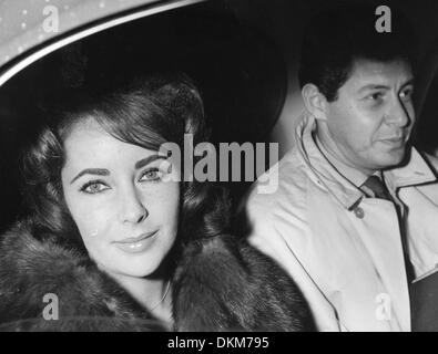 26 janvier 1960 - Paris, France - deux fois Academy Award Winning écran légende ELIZABETH TAYLOR, connu pour son style de vie glamour de Hollywood et de nombreux maris est mort le 23 mars 2011 de l'insuffisance cardiaque. Sur la photo : Liz Taylor arrive à l'aéroport d'Orly avec son mari, le chanteur EDDIE FISHER. (Crédit Image : © Keystone Photos USA) Banque D'Images