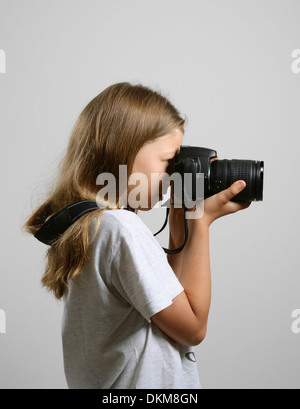 Preteen girl photographing Banque D'Images