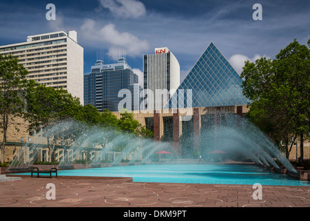 La fontaine décorative et la piscine à l'Hôtel de Ville d'Edmonton, Alberta, Canada. Banque D'Images