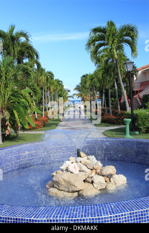 Fontaine sur la passerelle centrale au Breezes Resort, Playa Jibacoa, province de Mayabeque, Cuba, mer des Caraïbes, l'Amérique centrale Banque D'Images