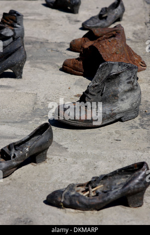 Les segments sur le Danube à la mémoire de Juifs hongrois tué par des miliciens des Croix fléchées en 1944-1945, remblai du Danube, Budapest, Hongrie Banque D'Images