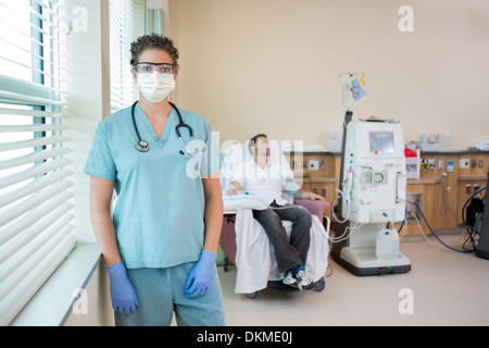 Infirmière en vêtements de protection avec dialysés Patient Banque D'Images