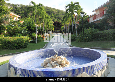 Fontaine sur la passerelle centrale au Breezes Resort, Playa Jibacoa, province de Mayabeque, Cuba, mer des Caraïbes, l'Amérique centrale Banque D'Images