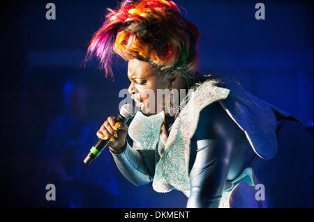 Birmingham, UK. 5 déc, 2013. Electro-dance band Tryo en concert à Birmingham à l'O2 Academy, 5 décembre 2013. Sharlene Hector, chanteur. Crédit : John Bentley/Alamy Live News Banque D'Images