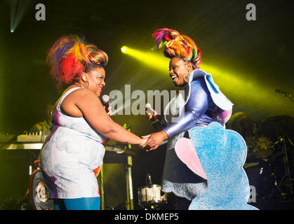 Birmingham, UK. 5 déc, 2013. Electro-dance band Tryo en concert à Birmingham à l'O2 Academy, 5 décembre 2013. Vula Malinga et Sharlene Hector, chanteurs. Crédit : John Bentley/Alamy Live News Banque D'Images