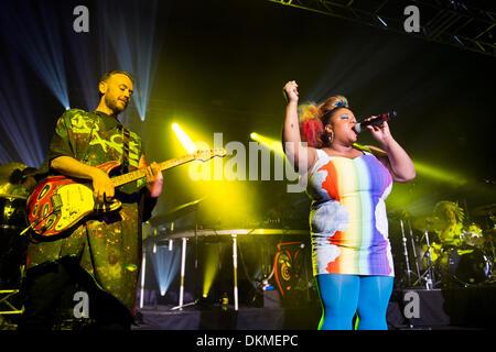 Birmingham, UK. 5 déc, 2013. Electro-dance band Tryo en concert à Birmingham à l'O2 Academy, 5 décembre 2013. Simon Radcliffe (guitare) et Vula Malinga. Crédit : John Bentley/Alamy Live News Banque D'Images