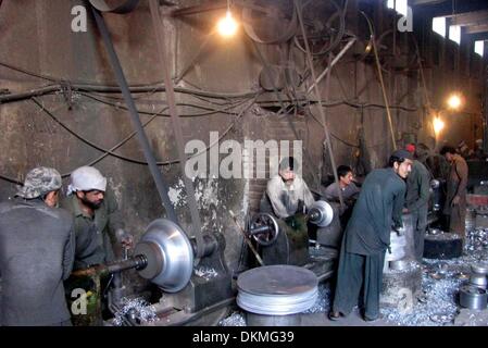 Nangarhar, Afghanistan. 7 Décembre, 2013. Les hommes afghans travaillent à une usine d'aluminium dans la province de Nangarhar, Afghanistan, 7 décembre 2013. © Tahir Safi/Xinhua/Alamy Live News Banque D'Images