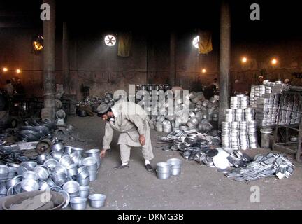 Nangarhar, Afghanistan. 7 Décembre, 2013. Les hommes afghans travaillent à une usine d'aluminium dans la province de Nangarhar, Afghanistan, 7 décembre 2013. © Tahir Safi/Xinhua/Alamy Live News Banque D'Images