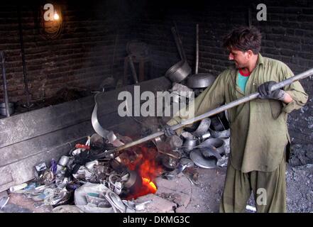 Nangarhar, Afghanistan. 7 Décembre, 2013. Un homme afghan travaille dans une usine d'aluminium dans la province de Nangarhar, Afghanistan, 7 décembre 2013. © Tahir Safi/Xinhua/Alamy Live News Banque D'Images