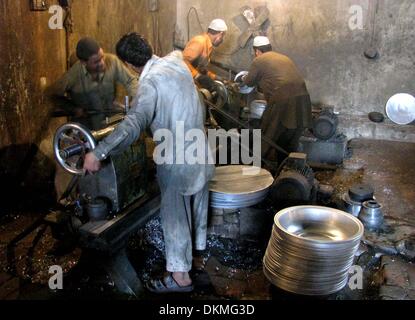 Nangarhar, Afghanistan. 7 Décembre, 2013. Les hommes afghans travaillent à une usine d'aluminium dans la province de Nangarhar, Afghanistan, 7 décembre 2013. © Tahir Safi/Xinhua/Alamy Live News Banque D'Images