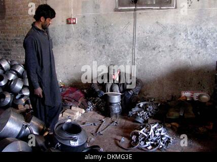 Nangarhar, Afghanistan. 7 Décembre, 2013. Les hommes afghans travaillent à une usine d'aluminium dans la province de Nangarhar, Afghanistan, 7 décembre 2013. © Tahir Safi/Xinhua/Alamy Live News Banque D'Images