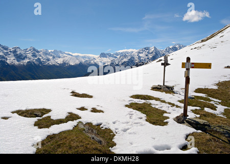 Le sentier en direction de haute montagne, paysage pittoresque des Alpes italiennes Banque D'Images