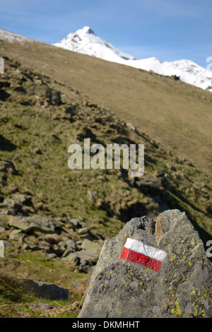 Le sentier des panneaux rouge et blanc sur la roche jusqu'à la haut de la sommets M. Colombo (2848 m) dans la saison du printemps. Région Banque D'Images