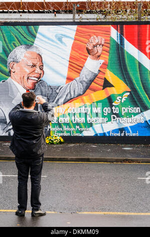 Belfast, Irlande du Nord. 7 décembre 2013 - Un homme prend une photo de la Mandela murale. Crédit : Stephen Barnes/Alamy Live News Banque D'Images