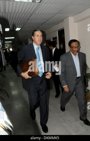 Dhaka, Bangladesh. 7 Décembre, 2013. Le Secrétaire général adjoint des Nations Unies aux affaires politiques, Oscar Fernndez-Taranco (L) arrive au ministère des affaires étrangères à Dhaka, Bangladesh, le 7 décembre 2013. Fernndez-Taranco Oscar est arrivé ici vendredi soir sur une visite de quatre jours, ce qui a suscité l'espoir d'une fin à l'impasse électorale qui a créé une large diffusion de la violence et fait des dizaines de morts. Shariful Islam Crédit :/Xinhua/Alamy Live News Banque D'Images