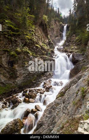 'Cascade' Barskoon dans Tien Shan, la Kirghizie Banque D'Images