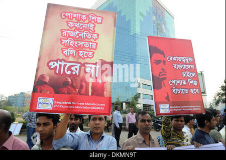 Dhaka, Bangladesh. 7 Décembre, 2013. Les propriétaires de l'habillement et les hommes d'assister à un meeting de protestation contre le blocus continue à Dhaka, Bangladesh, le 7 décembre 2013. L'opposition au Bangladesh a appelé une autre série de non-stop à l'échelle nationale 72 heures de blocus samedi matin pour appuyer sur home son exigence d'une non-partie gouvernement intérimaire. Shariful Islam Crédit :/Xinhua/Alamy Live News Banque D'Images