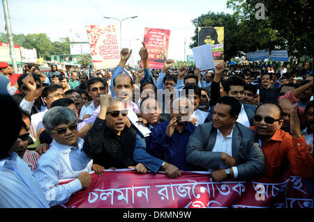 Dhaka, Bangladesh. 7 Décembre, 2013. Les propriétaires de l'habillement et les hommes d'assister à un meeting de protestation contre le blocus continue à Dhaka, Bangladesh, le 7 décembre 2013. L'opposition au Bangladesh a appelé une autre série de non-stop à l'échelle nationale 72 heures de blocus samedi matin pour appuyer sur home son exigence d'une non-partie gouvernement intérimaire. Shariful Islam Crédit :/Xinhua/Alamy Live News Banque D'Images
