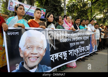 Dhaka, Bangladesh. 7 Décembre, 2013. Peuple bangladais forment une chaîne humaine pour pleurer la mort de l'ancien président sud-africain Nelson Mandela en face de National Press Club à Dhaka, Bangladesh, le 7 décembre 2013. Le Bangladesh a déclaré un état de trois jours de deuil samedi pour rendre hommage à l'ancien président sud-africain Nelson Mandela, décédé jeudi soir. Shariful Islam Crédit :/Xinhua/Alamy Live News Banque D'Images