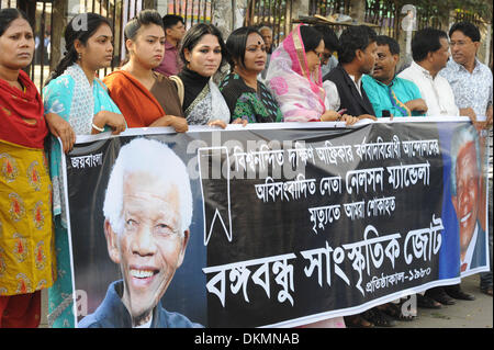 Dhaka, Bangladesh. 7 Décembre, 2013. Peuple bangladais forment une chaîne humaine pour pleurer la mort de l'ancien président sud-africain Nelson Mandela en face de National Press Club à Dhaka, Bangladesh, le 7 décembre 2013. Le Bangladesh a déclaré un état de trois jours de deuil samedi pour rendre hommage à l'ancien président sud-africain Nelson Mandela, décédé jeudi soir. Shariful Islam Crédit :/Xinhua/Alamy Live News Banque D'Images