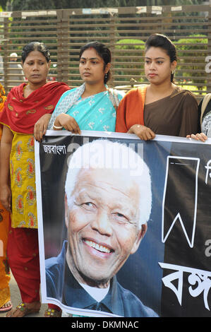 Dhaka, Bangladesh. 7 Décembre, 2013. Peuple bangladais forment une chaîne humaine pour pleurer la mort de l'ancien président sud-africain Nelson Mandela en face de National Press Club à Dhaka, Bangladesh, le 7 décembre 2013. Le Bangladesh a déclaré un état de trois jours de deuil samedi pour rendre hommage à l'ancien président sud-africain Nelson Mandela, décédé jeudi soir. Shariful Islam Crédit :/Xinhua/Alamy Live News Banque D'Images