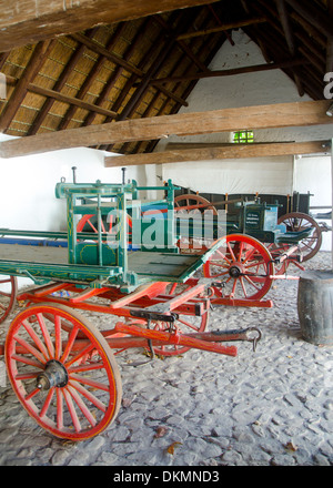 Maison de transport du Groot Constantia wine estate avec de vieilles voitures à cheval historique sur l'affichage. Cape Town, Afrique du Sud. Banque D'Images