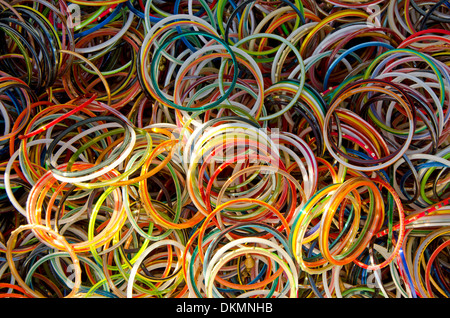 Bracelets en plastique coloré en vente sur un marché de l'occasion à Fuengirola, Espagne. Banque D'Images
