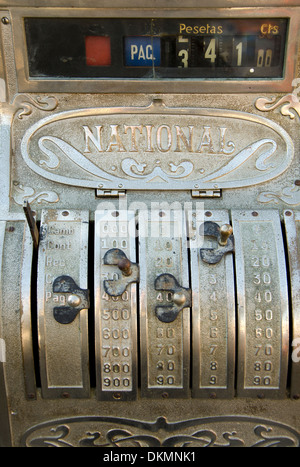 Avant de ancienne caisse enregistreuse ou espagnol, jusqu'à travailler avec les pesetas, en vente sur le marché de l'occasion à Fuengirola, Espagne. Banque D'Images