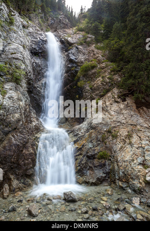 'Cascade' Barskoon dans Tien Shan, la Kirghizie Banque D'Images