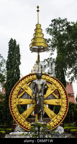 Statue de Bouddha Debout en or avec Thammachak dans Wat Thai Banque D'Images