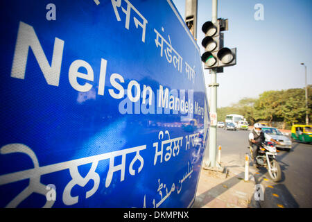 New Delhi, Inde . 07Th Dec, 2013. Les banlieusards sont vus sur le Nelson Mandela Marg à New Delhi, capitale de l'Inde, 7 décembre 2013. L'Inde a annoncé vendredi cinq jours de deuil de l'État à faire preuve de respect à l'ancien Président sud-africain et icône de l'anti-apartheid Nelson Mandela, décédé jeudi à l'âge de 95 ans. Source : Xinhua/Alamy Live News Banque D'Images