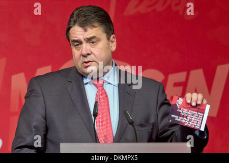 Nuremberg, Allemagne. 07Th Dec, 2013. Président du Parti Social-démocrate d'Allemagne (SPD), Sigmar Gabriel parle lors de la congrès fédéral des Jeunes Socialistes du SPD à Nuremberg, Allemagne, 07 décembre 2013. Photo : DANIEL KARMANN/dpa/Alamy Live News Banque D'Images