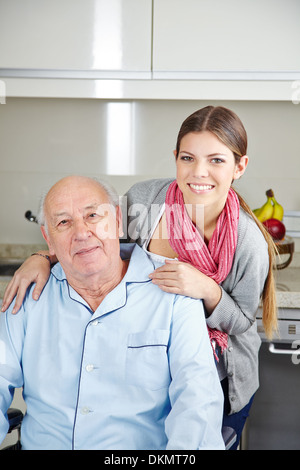 Jeune femme avec un homme en fauteuil roulant Banque D'Images