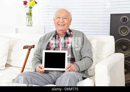 Senior man holding tablet Ordinateur avec écran noir vide Banque D'Images