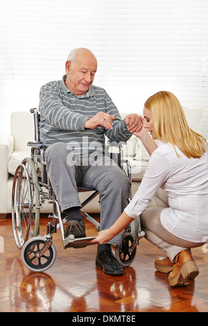 Femme physiothérapie avec senior man in wheelchair Banque D'Images