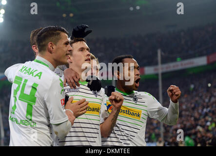 Moenchengladbach, Allemagne. 07Th Dec, 2013. Gladbach's Granit Xhaka (L-R), buteur Max Kruse et Juan Arango célébrer les 2-1 but durant le match de football de la Bundesliga entre Borussia Moenchengladbach et le FC Schalke 04 Borussia Moenchengladbach au parc en, Allemagne, 07 décembre 2013. Photo : CAROLINE SEIDEL/dpa (ATTENTION : En raison de la lignes directrices d'accréditation, le LDF n'autorise la publication et l'utilisation de jusqu'à 15 photos par correspondance sur internet et dans les médias en ligne pendant le match.)/dpa/Alamy Live News Banque D'Images