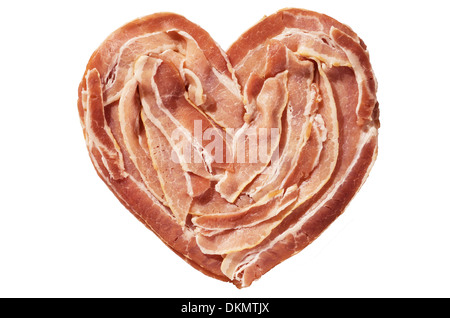 Bacon cru coeur isolé sur fond blanc Banque D'Images