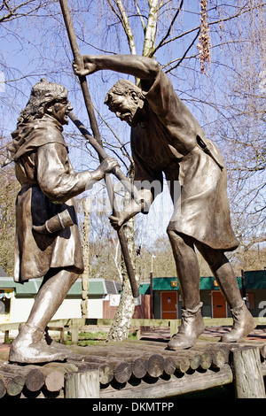 Un groupe statue montrant Robin Hood and Little John combats avec personnel de quart dans les motifs de la Sherwood Visitors Center. Banque D'Images