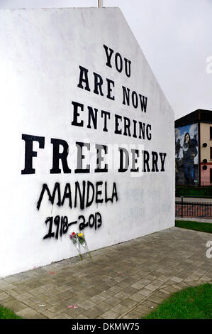 Londonderry, en Irlande du Nord - 07 mars 2014 - Hommage à Free Derry Corner, Bogside, après la mort de Nelson Mandela le 5 décembre. Crédit : George Sweeney/Alamy Live News Banque D'Images